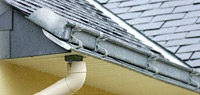 Une fuite de gouttière est due à un raccord défectueux ou à un trou - debord de toiture