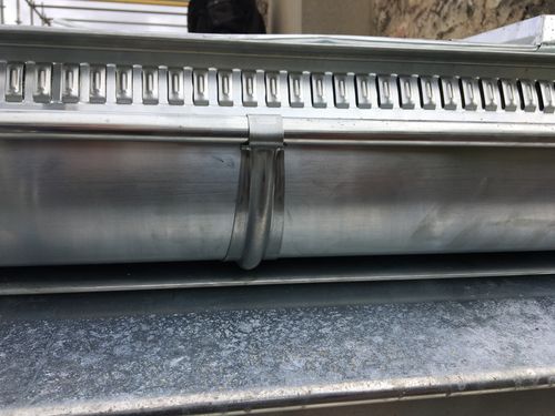 Gouttière en zinc avec ventilation à l'égout