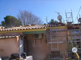 Finition d'une toiture en Oméga 10 de chez Imeris