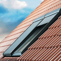 Le volet roulant protège votre fenêtre de toit contre les effets néfaste du soleil et vous apporte le confort nécessaire pour stoper la lumière - fenetre de toit