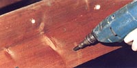 Traitement des bois : Traitement de charpente en bois opération mises en place des injecteurs